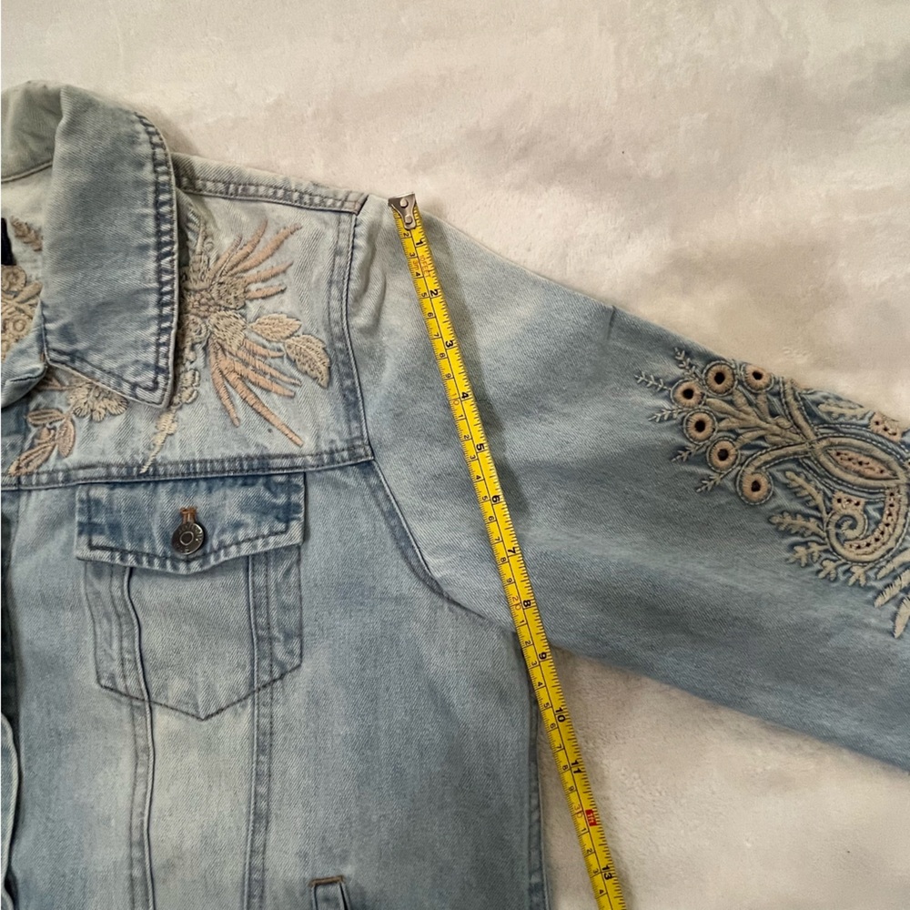 Johnny Was Workshop Embroidered Light Wash Denim Jean Jacket - Picture 11 of 13